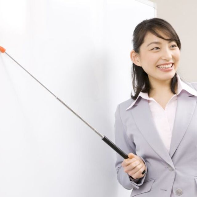 指示棒で保険の説明をする女性イメージ
