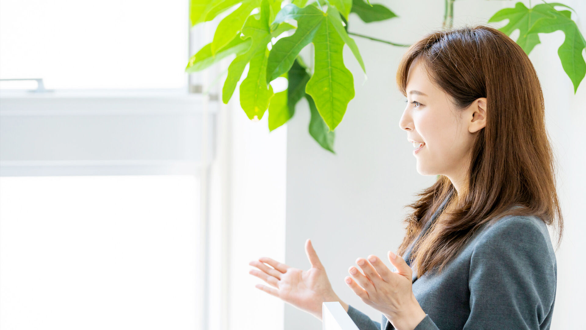 保険の相談にお応えしている女性イメージ
